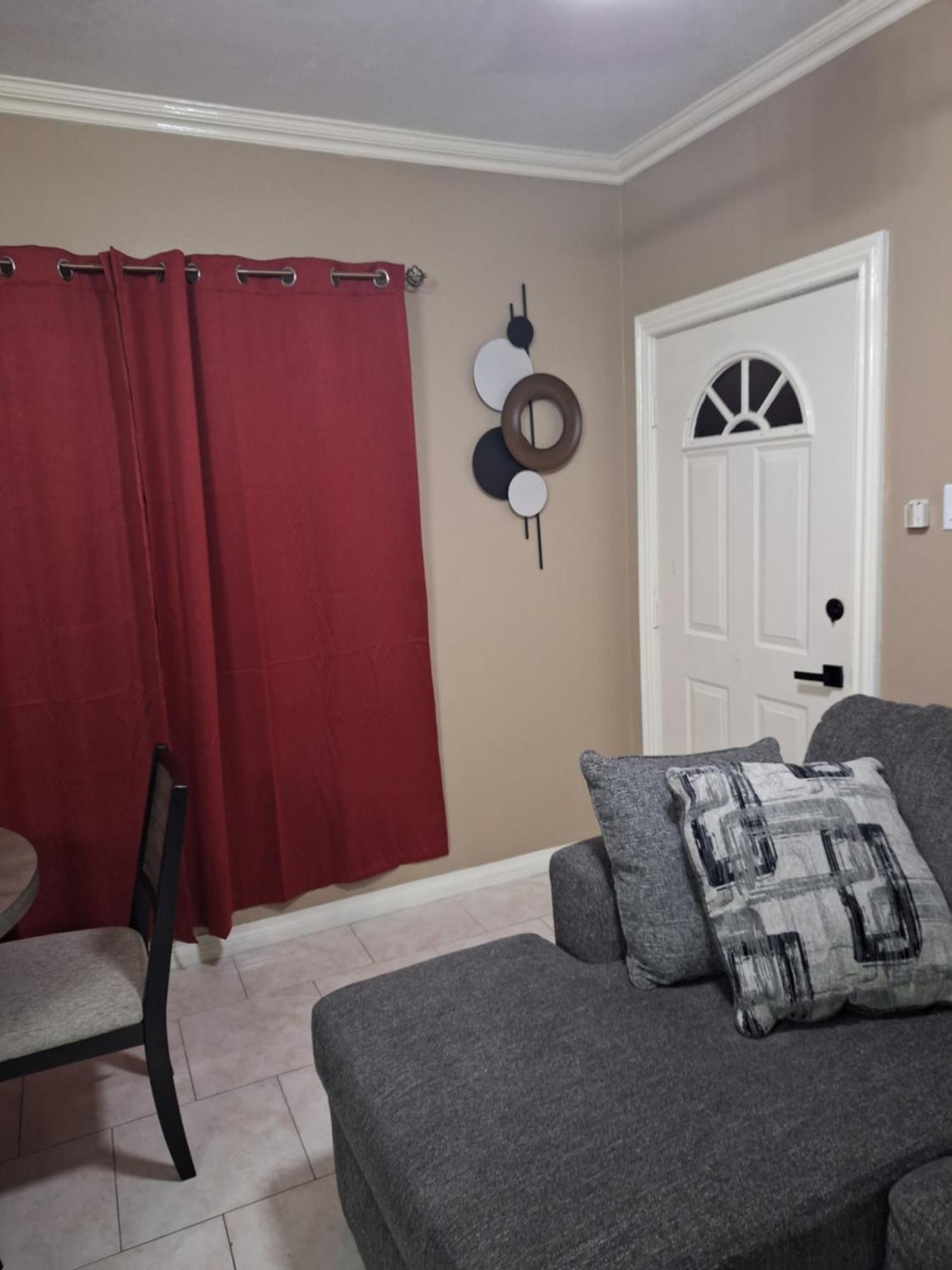 Chateau Central At Sunbury Apts Kingston Eksteriør billede